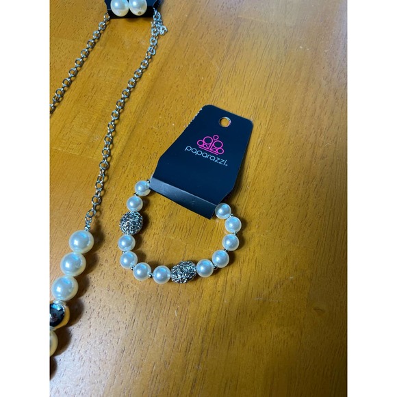 NWT Paparazzi Silver and White Necklace earrings and Bracelet Set - Picture 2 of 5